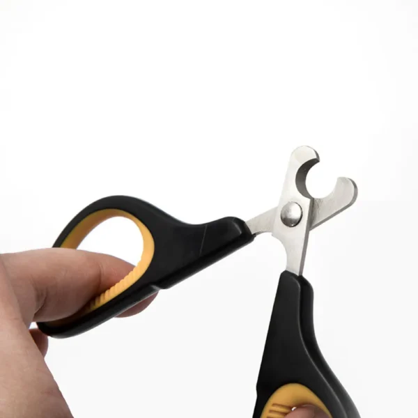 10003 Safety guard feature on stainless steel cat nail clippers for safe trimming