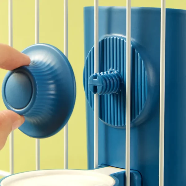 10005 Close-up of leak-proof round head design on small animal hanging water bottle