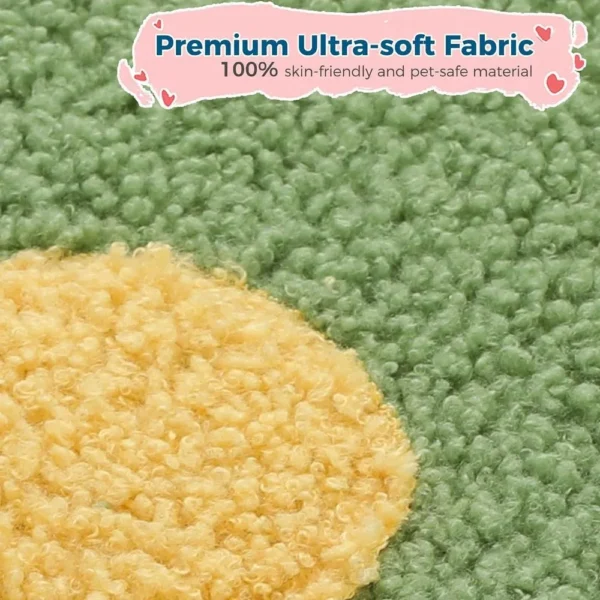 10009 Close-up of soft plush material and climbing platform on green cactus cat tree