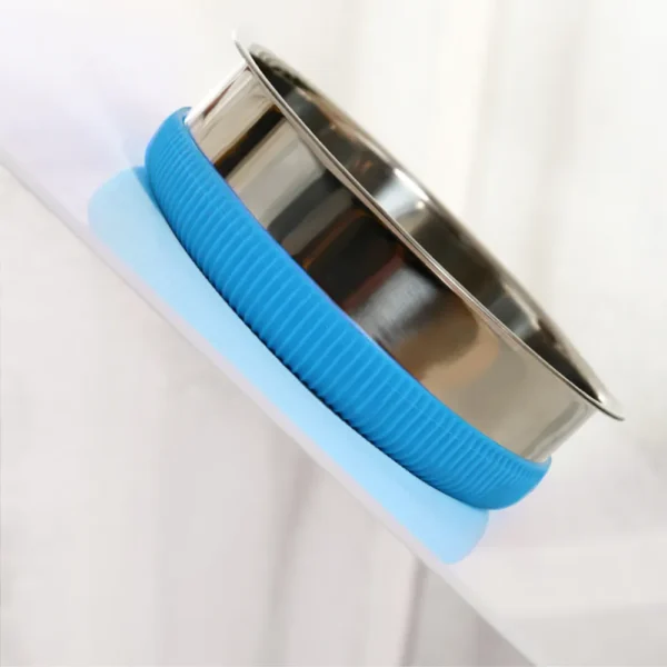 10008 Dog using stainless steel non-slip pet bowl for feeding