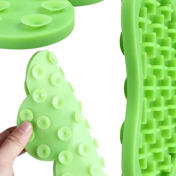 5457d11d8023f2bea1aa6f7f0cba8581 Close-up of silicone lick mat texture showing suction cups and anti-slip surface for slow feeding and bath distraction use