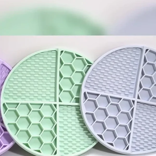 5e13563459b9961a6cb1d2440699ee7b Non-slip base silicone pet licking plate for grooming and feeding